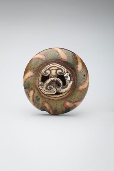 Netsuke: manju with Reishi