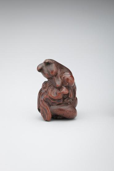 Netsuke: fox, Kuzu-no-ha, with her child