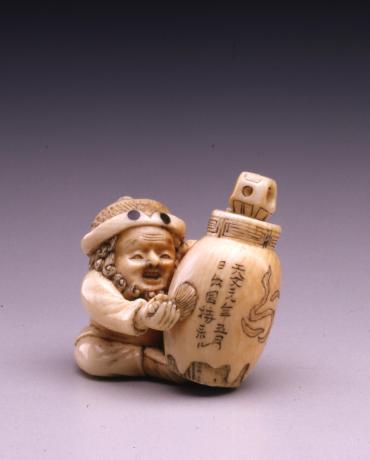 Netsuke: foreigner seated with a large jar
