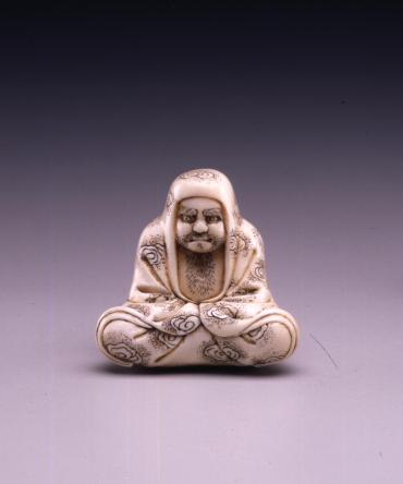 Netsuke: seated Daruma