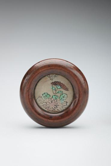 Netsuke: wooden kagamibuta with painted glass