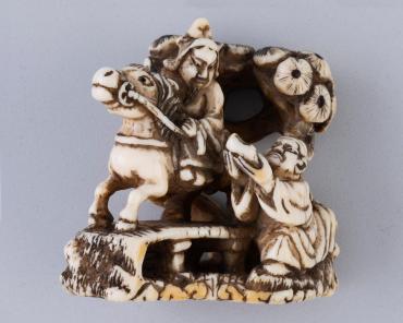 Netsuke: Choryo proffering his shoe to Kosekko