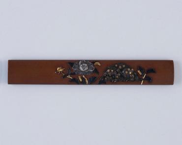 Kozuka: (front) Lion and a Peony; (back) inscription