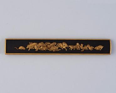 Kozuka: (front) Animals; (back) inscription on textured gold ground
