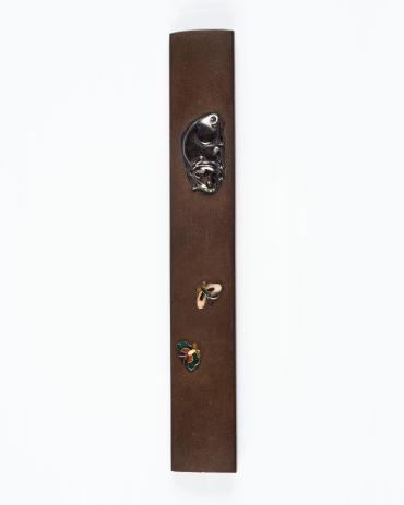 Kozuka: (front) Two-Colored Cat and Two Butterflies; (back) signature and seal (kakihan)