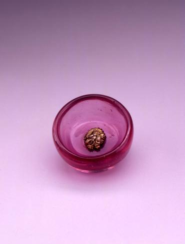 Netsuke: glass suigaraake design