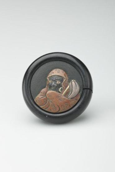 Netsuke: Daruma with fish roe background