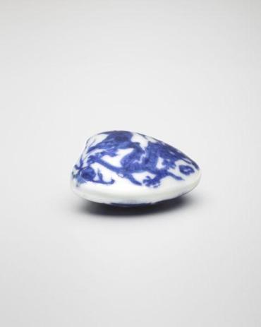 Netsuke: Clamshell in blue and white