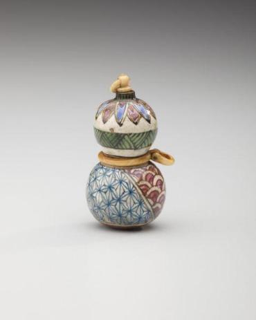 Netsuke: Gourd-shaped bottle with ivory stopper and fitting