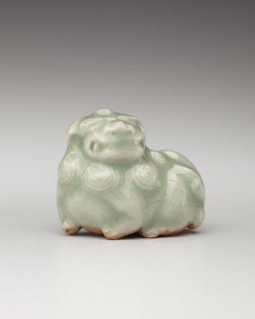 Netsuke: Recumbent shishi lion