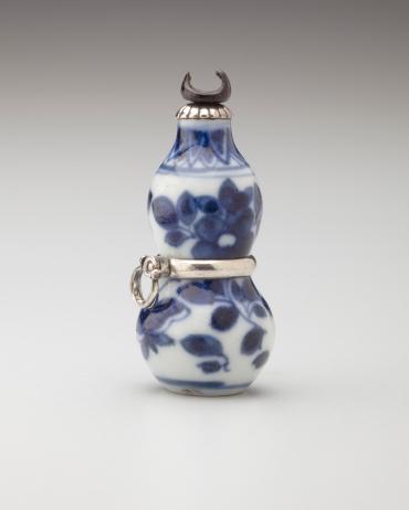 Netsuke: Gourd-shaped bottle with floral and insect motif