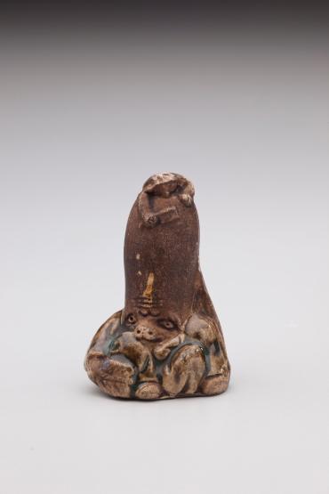 Netsuke: Fukurokuju being shaved by a tanuki