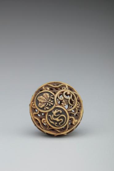 Lace-carved, Round Netsuke (Ryūsa-netsuke 柳左根付) with Crest of Tokugawa Clan