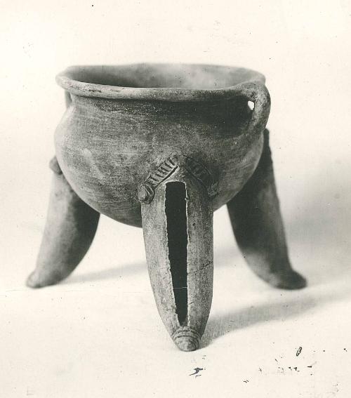 Tripod vessel