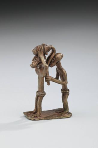 Akan gold weight, Two men and a vase of liquid
