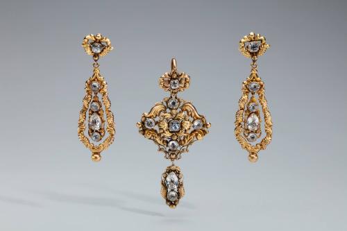 Demi-Parure - Pair of Earrings